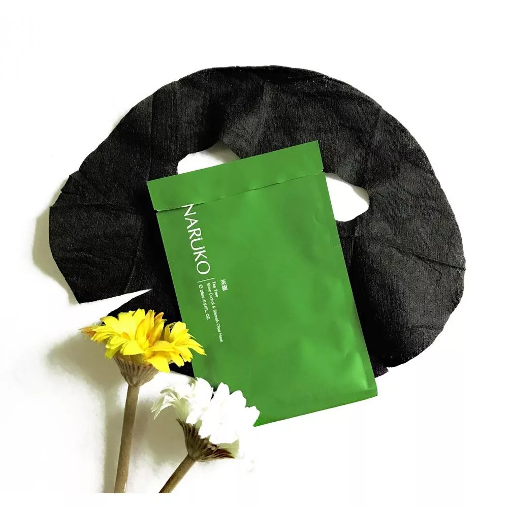Mặt Nạ Tr&agrave;m Tr&agrave; Naruko Tea Tree Shine Control & Blemish Clear Mask l&agrave; mặt nạ giấy gi&uacute;p kiểm so&aacute;t dầu, hỗ trợ ngừa mụn v&agrave; l&agrave;m sạch lỗ ch&acirc;n l&ocirc;ng. Với chiết xuất tr&agrave;m tr&agrave;, sản phẩm mang lại cảm gi&aacute;c m&aacute;t dịu khi sử dụng, gi&uacute;p da th&ocirc;ng tho&aacute;ng, giảm b&atilde; nhờn v&agrave; cải thiện t&igrave;nh trạng da mụn.
